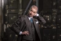 Urs Wehrli, in der Figur des Herr Wehrli, räumt auf im Flohmi Brocki an der Militärstasse in Zürich am Freitag(22.10.2021). Bild Christoph Kaminski/kellenbergerkaminski