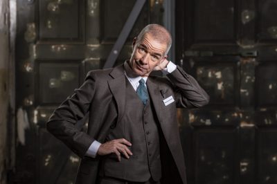 Urs Wehrli, in der Figur des Herr Wehrli, räumt auf im Flohmi Brocki an der Militärstasse in Zürich am Freitag(22.10.2021). Bild Christoph Kaminski/kellenbergerkaminski